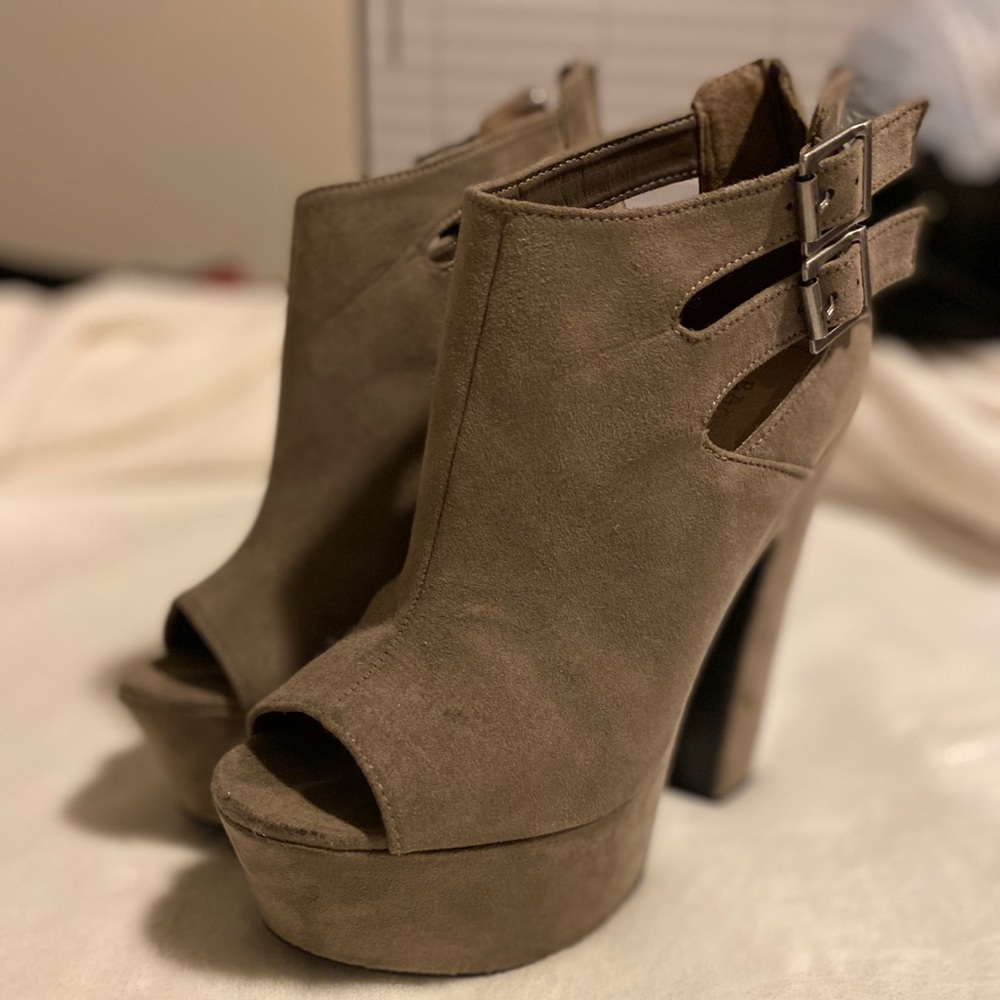 TAN HELLED BOOTIES